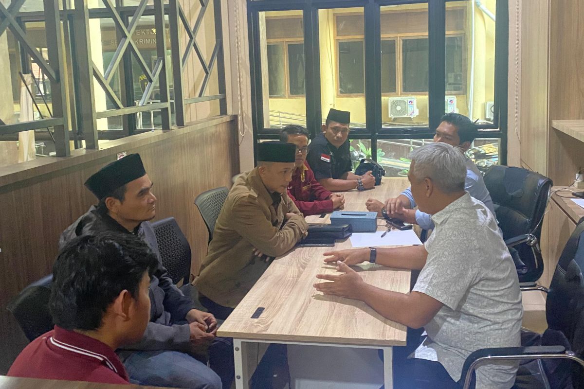 Aliansi Pemuda Madura Kalbar bersama perwakilan Pemuda Dayak Kalbar mendatangi Mapolda Kalbar, Selasa (29/7).