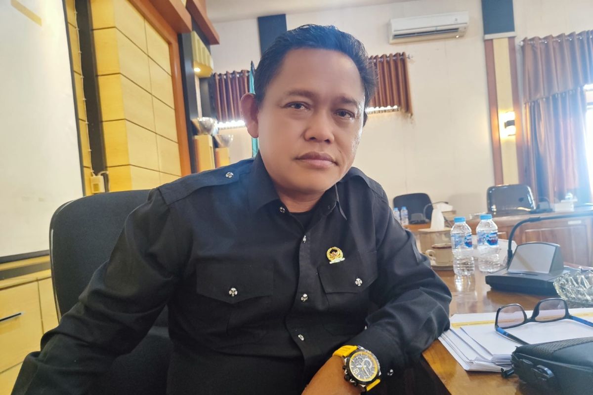 Fransiskus Ason, Ketua Komisi II DPRD Provinsi Kalimantan Barat.