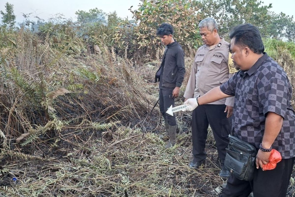 Polisi melakukan olah TKP di lokasi kebakaran lahan yang menewaskan seorang pria di Kecamatan Muara Pawan Ketapang pada Senin (28/7) sore.