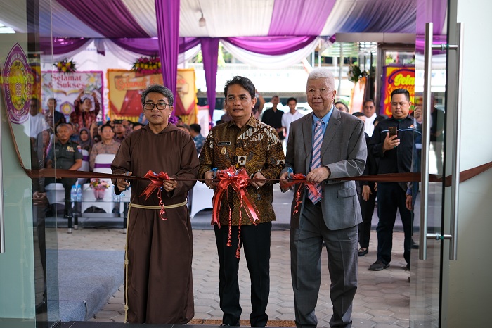 Wakil Wali Kota Pontianak Bahasan (tengah) didampingi pimpinan Universitas Widya Dharma Pontianak meresmikan Gedung Leopold Mandic, Sabtu (26/7/2025).