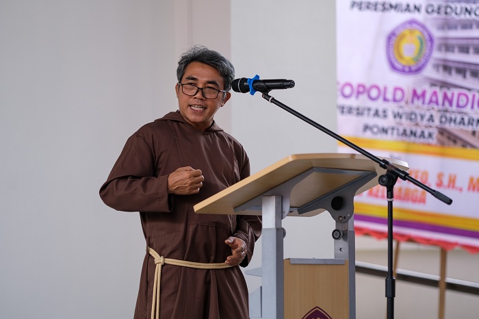 Pimpinan Universitas Widya Dharma Pontianak menyampaikan sambutan pada peresmian Gedung Leopold Mandic di Pontianak, Sabtu (26/7/2025).
