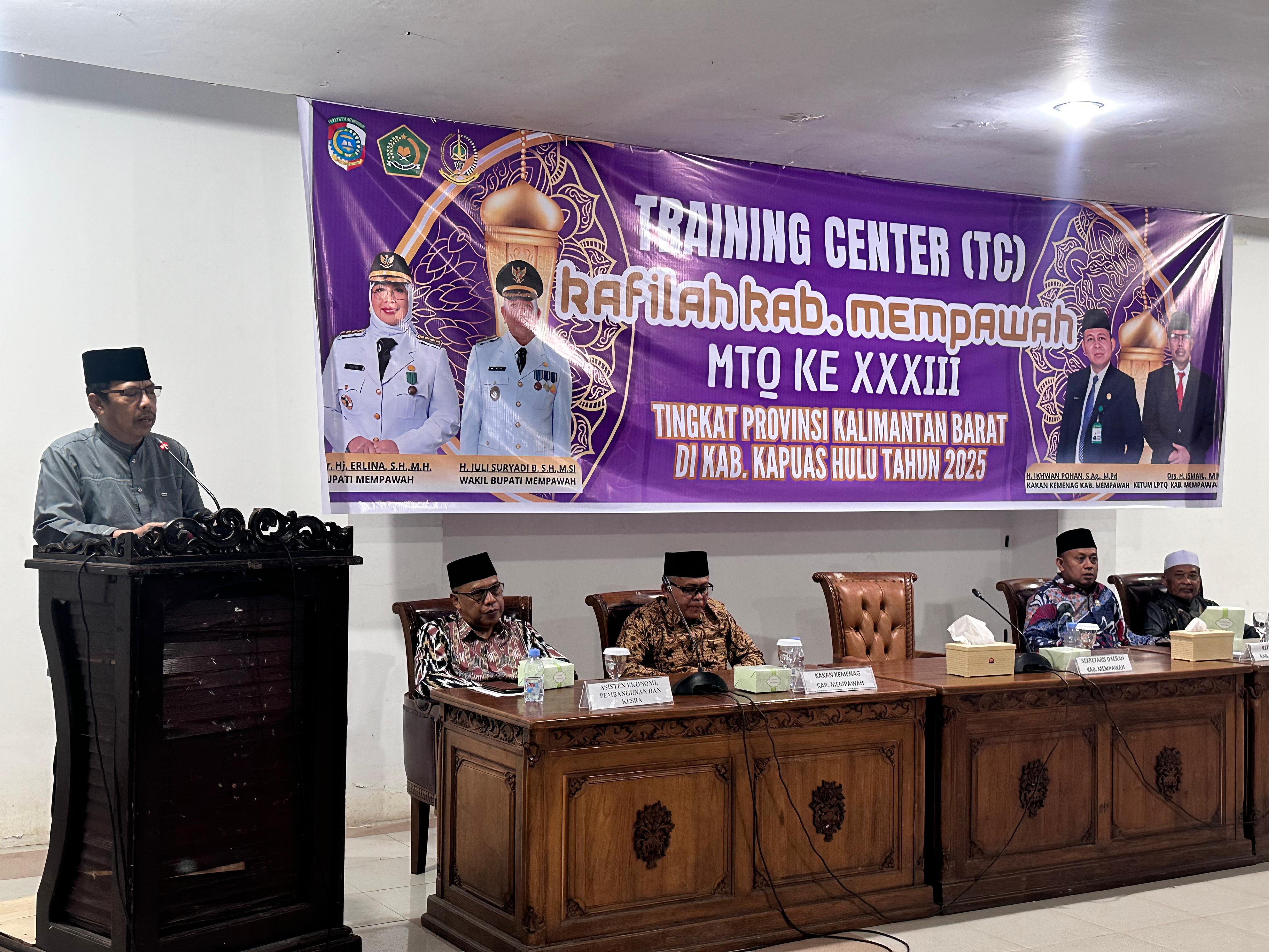 SAMBUTAN: Sekda Mempawah Ismail memberikan sambutan saat TC MTQ ke-33 di Kabupaten Kapuas Hulu.
