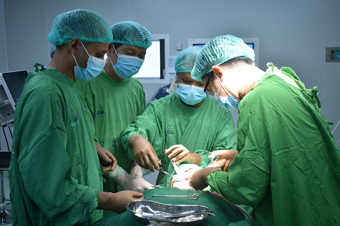 OPERASI : Dokter bedah mulut melakukan praktik operasi orthognathic (bedah rahang) dalam sesi hands-on di RSUD Soedarso, Pontianak.