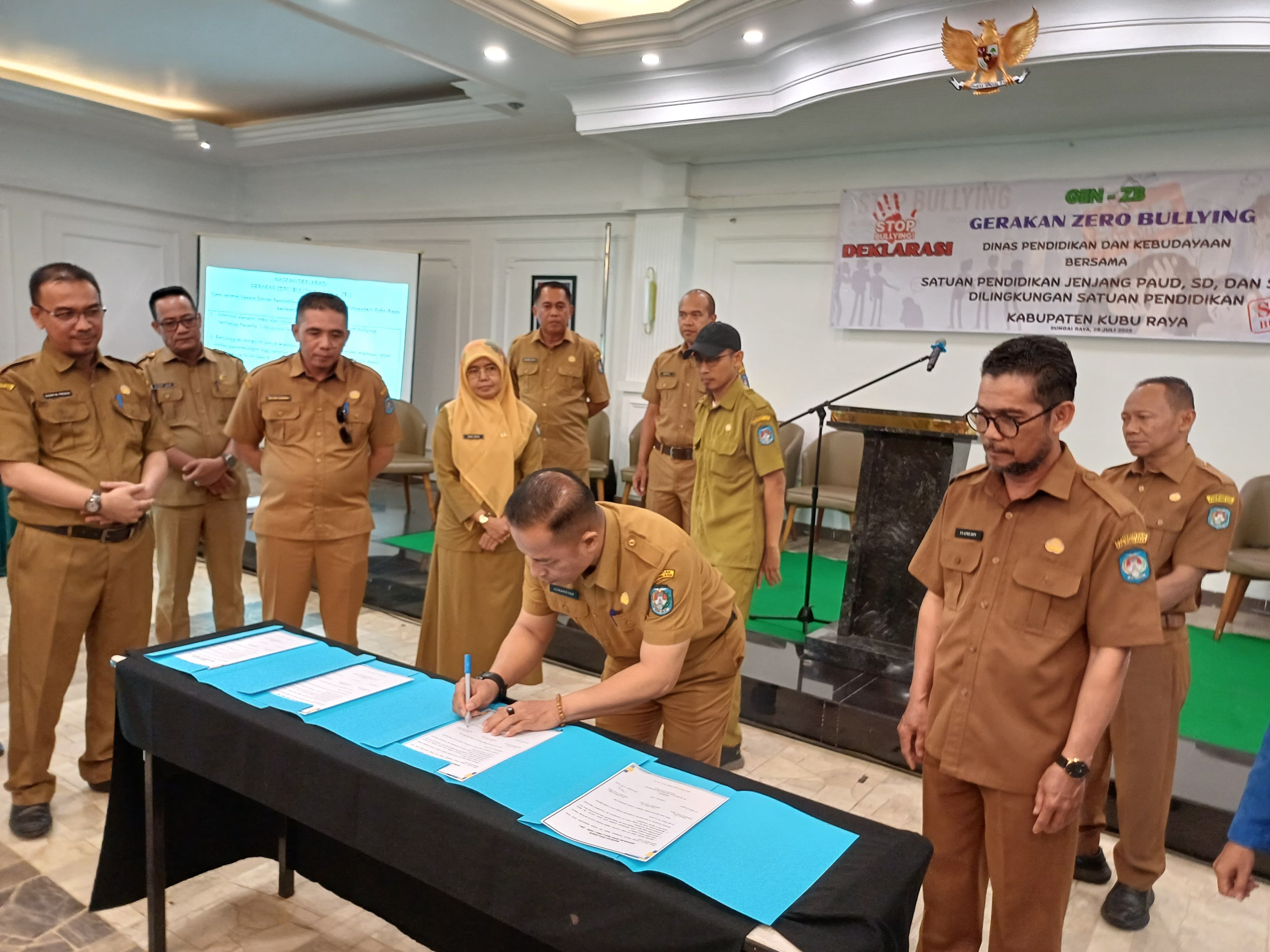 DEKLARASI: Penandatanganan dukungan deklarasi Gerakan Zero Bullying di Hotel Dangau, Senin (28/7). Gen-ZB ini&nbsp; menjadi simbol komitmen bersama untuk memberantas praktik p