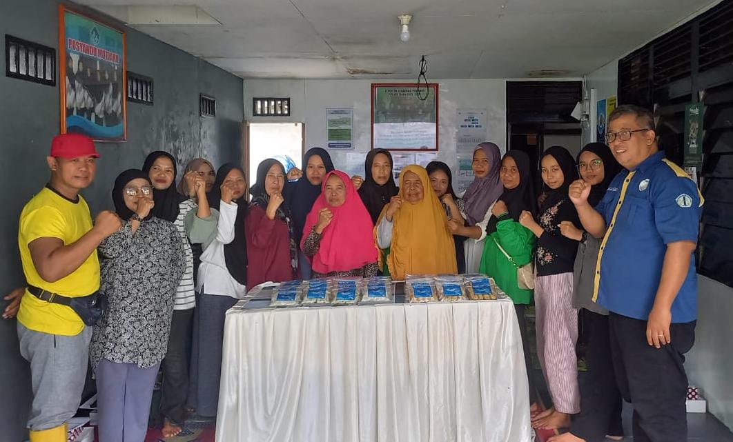 Ketua Pelaksana program PKM Polnep, Dr Belvi Vatria (paling kanan) bersama Ibu-ibu dan remaja putri di wilayah Siantan Hulu membuat produk dari olahan ikan segar.
