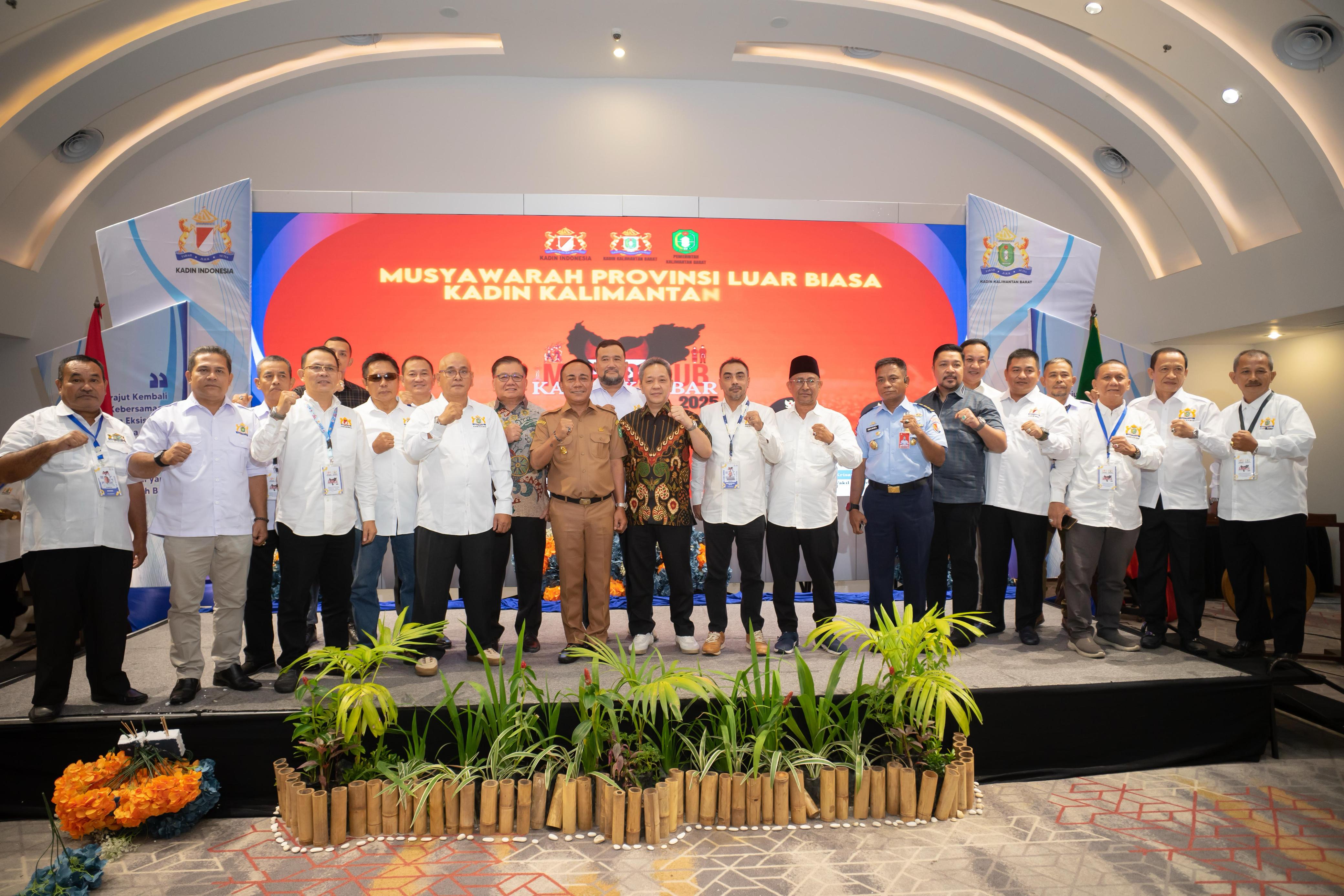 Pengurus KADIN Kalbar versi Musprovlub berfoto bersama Wakil Gubernur Kalbar Krisantus Kurniawan usai penandatanganan MoU di Muprovlub KADIN Kalbar 2025.