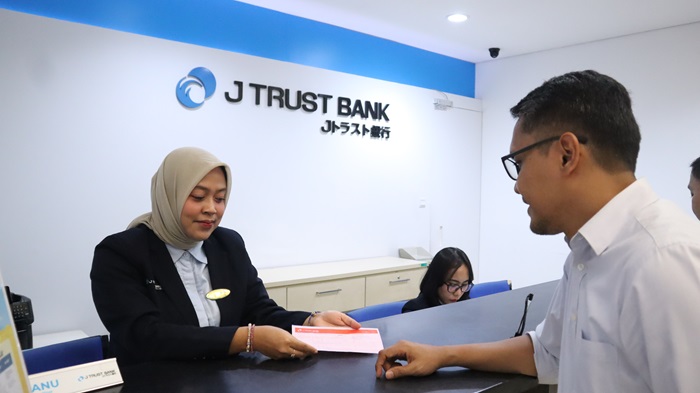 Pelayanan prima di J Trust Bank, mendukung pertumbuhan keuangan dan kenyamanan nasabah.
