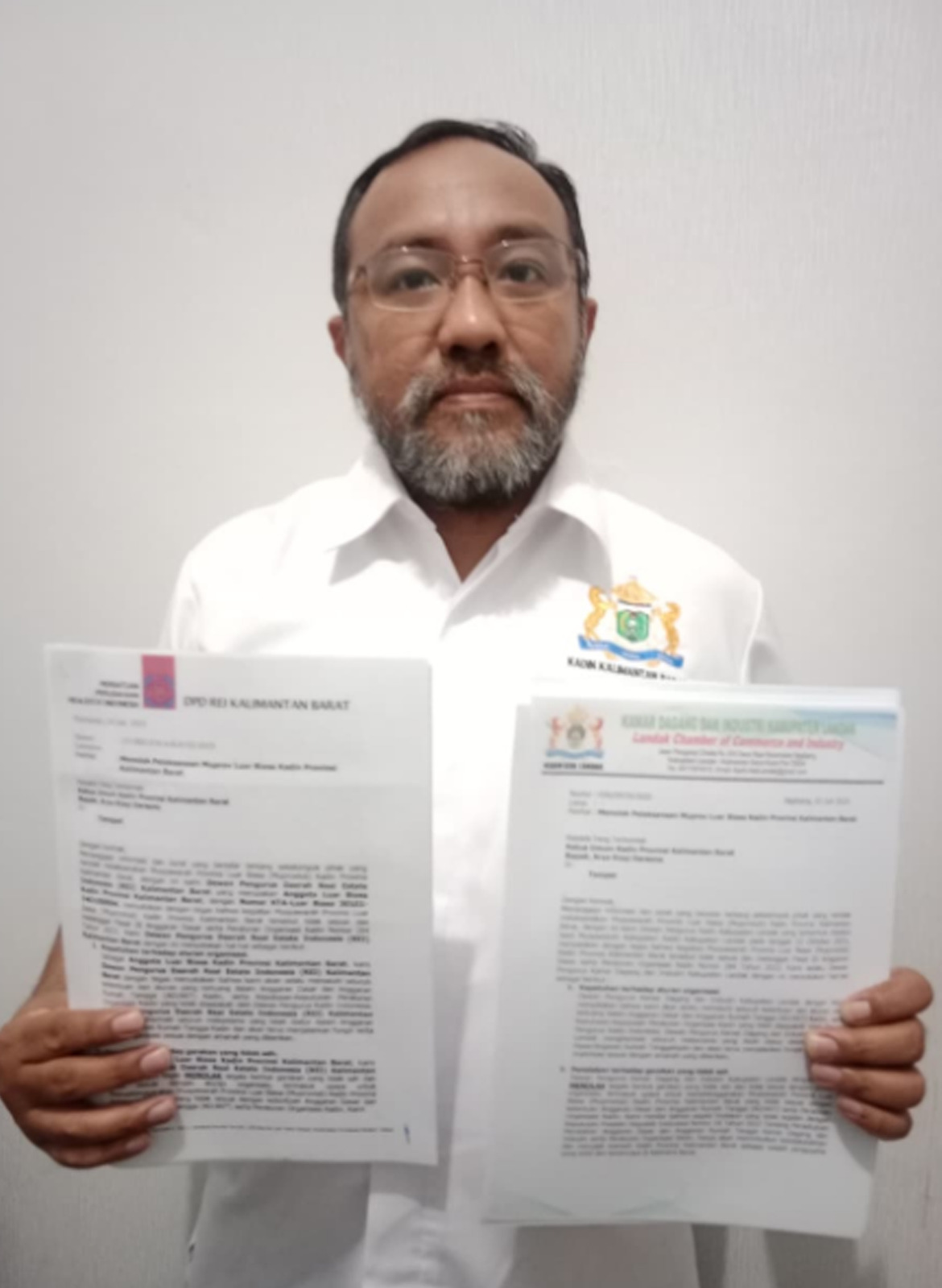 TOLAK: Wakil Ketua Umum Koordinator Bidang Organisasi, Hukum dan Komunikasi Kadin Kalbar, Henray, memperlihatkan bukti surat resmi penolakan dari Kadin Kabupaten/Kota dan Anggota Luar Biasa.