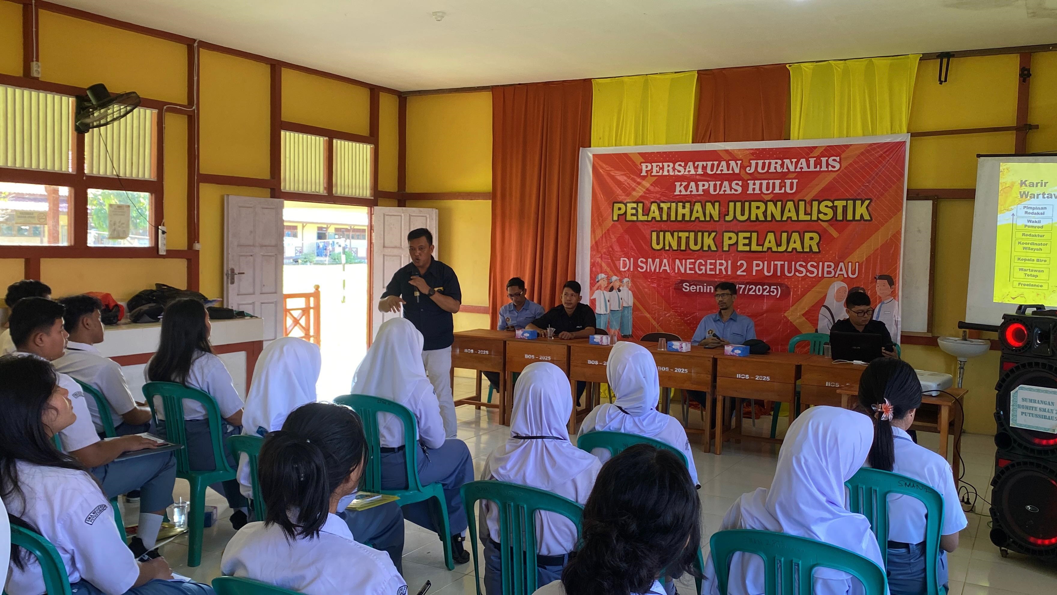 Pelatihan Jurnalistik yang dilaksanakan di SMAN 2 Putussibau.