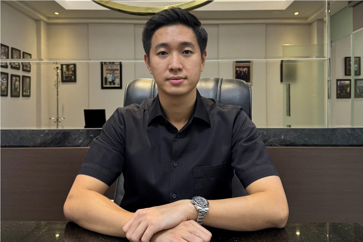 Kuasa hukum Jawa Pos Daniel Julian Tangkau menanggapi klaim kepemilikan saham PT Dharma Nyata Press (DNP) yang disampaikan oleh pihak Nany Widjaja.