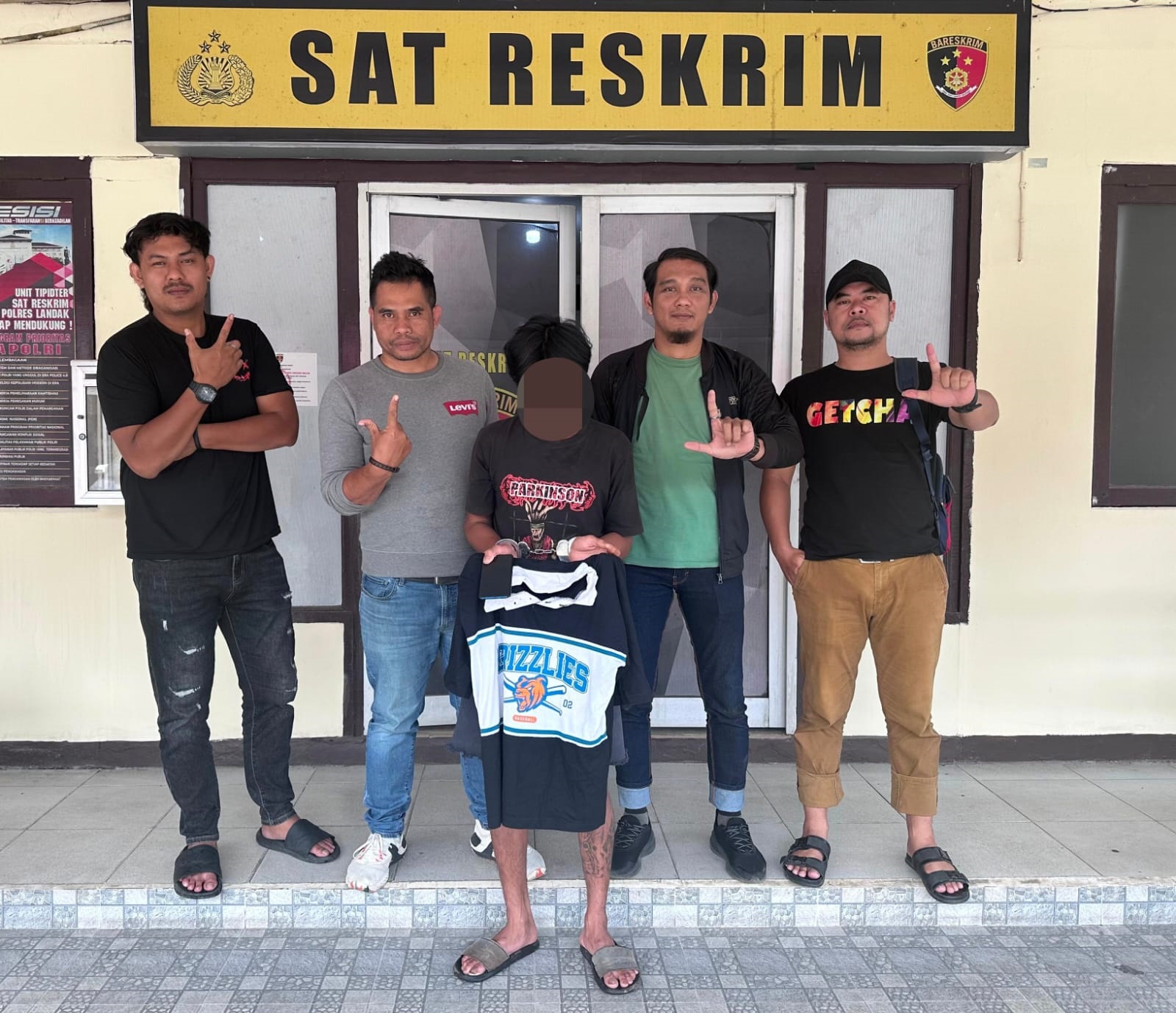 TANGKAP : Sat Reskrim Polres Landak saat mengamankan pelaku persetubuhan anak dibawah umur. Pelaku ditangkap di camp perusahaan di Seponti, Kayong Utara.