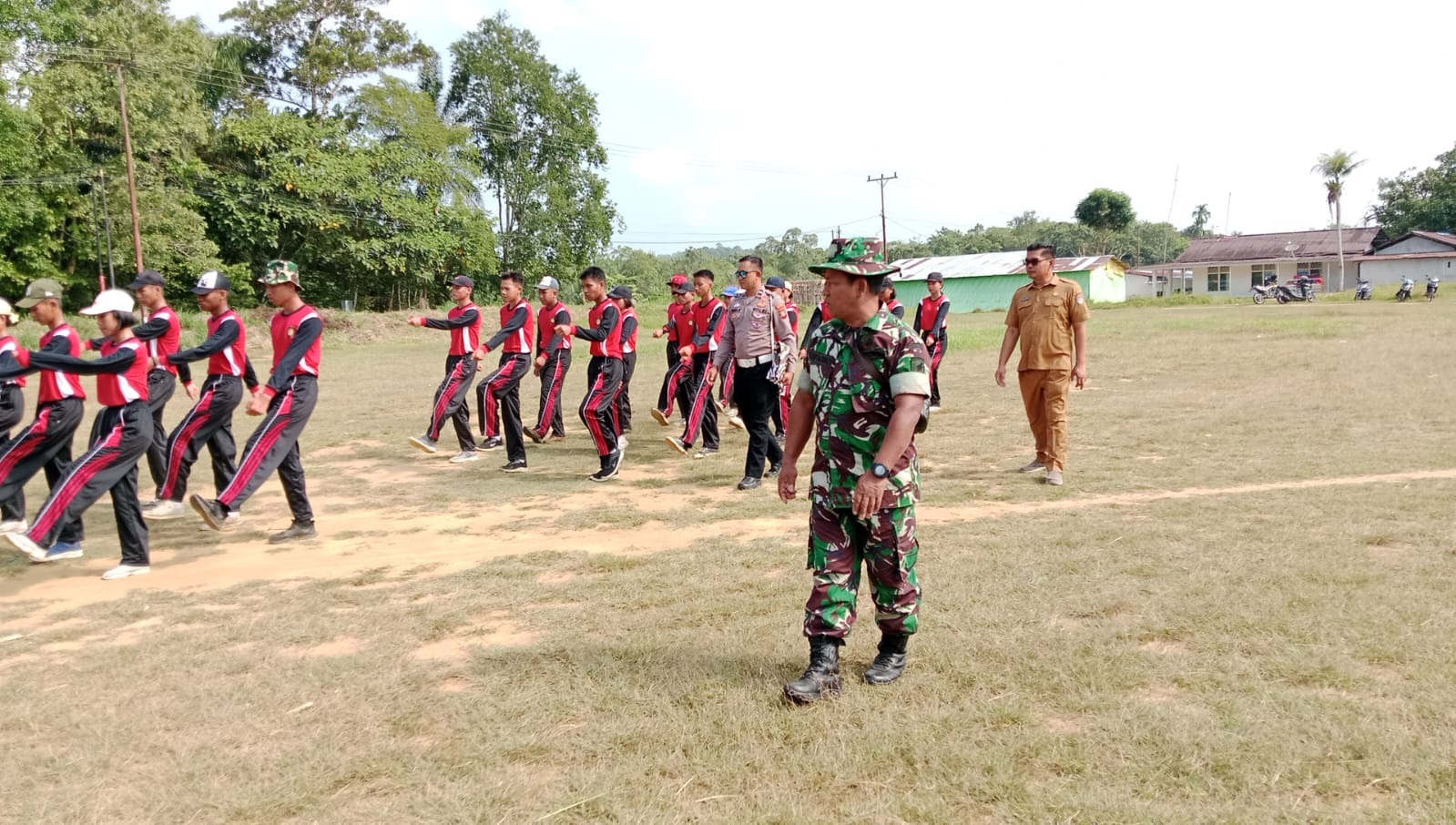 HUT: Forkopimcam Mempawah Hulu bersama TNI/Polri saat memberikan pelatihan Paskibra terpilih untuk meriahkan HUT kemerdekaan RI Ke 80.