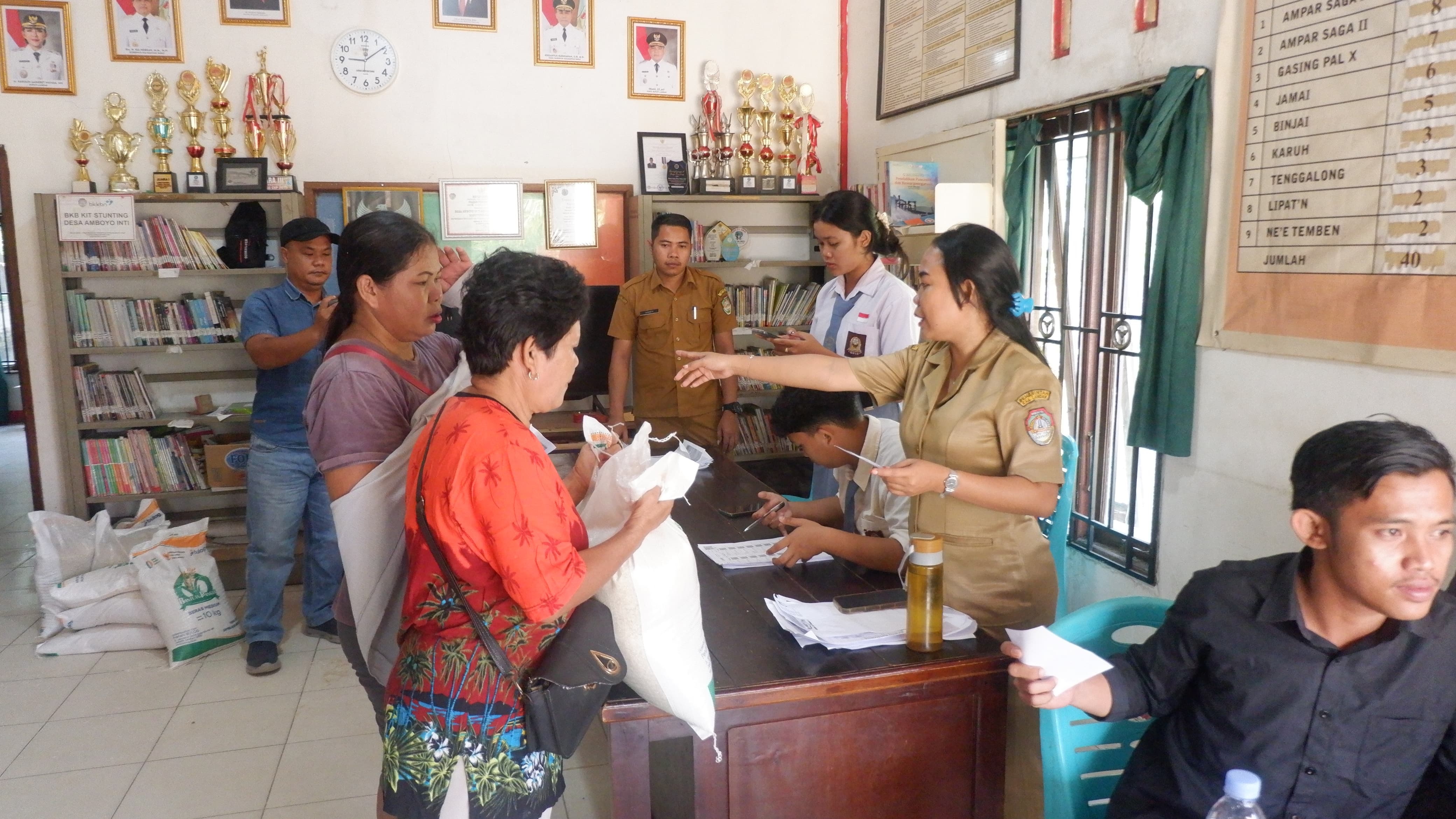 BANTUAN : Pemerintah Kabupaten Landak saat menyalurkan bantuan pangan beras dari pemerintah pusat ke warga Desa Amboyo, Kabupaten Landak.