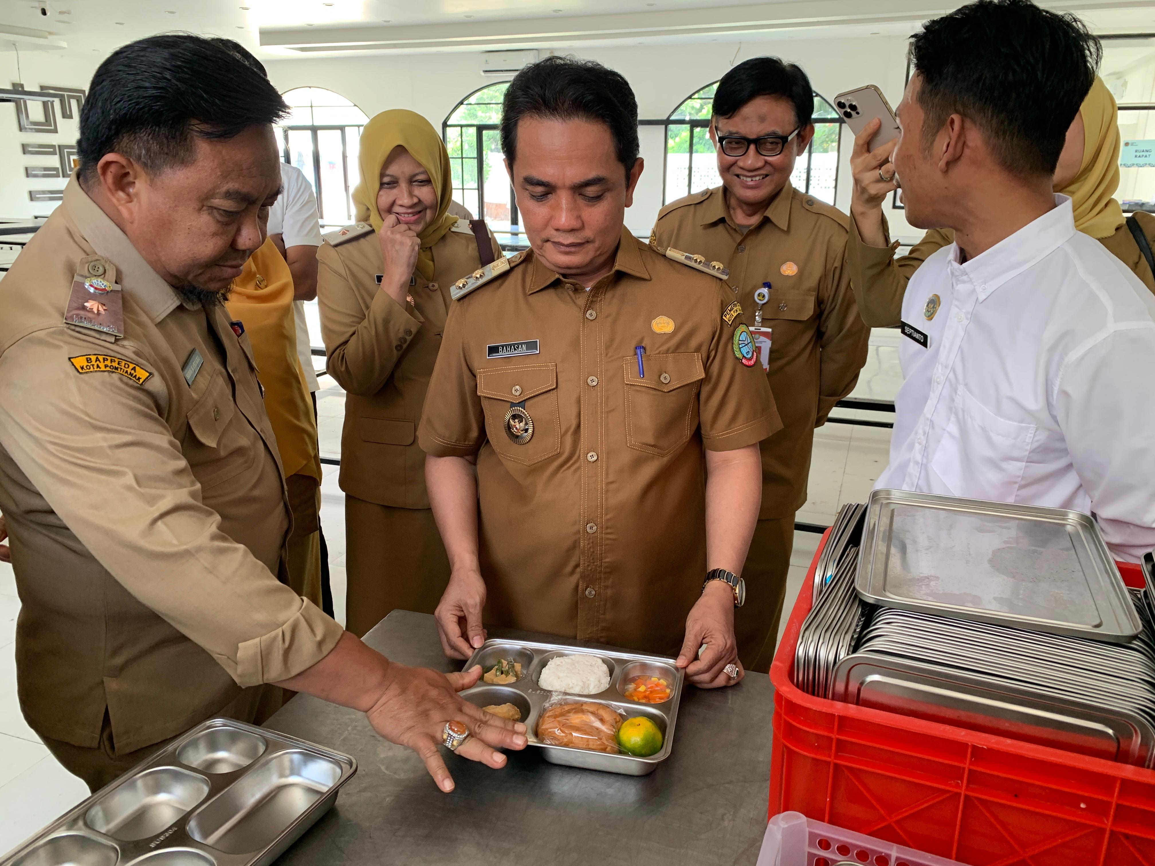 INSPEKSI: Wakil Wali Kota Pontianak Bahasan bersama jajaran meninjau dapur Makanan Bergizi Gratis di Kecamatan Pontianak Kota, Senin (28/7/2025)