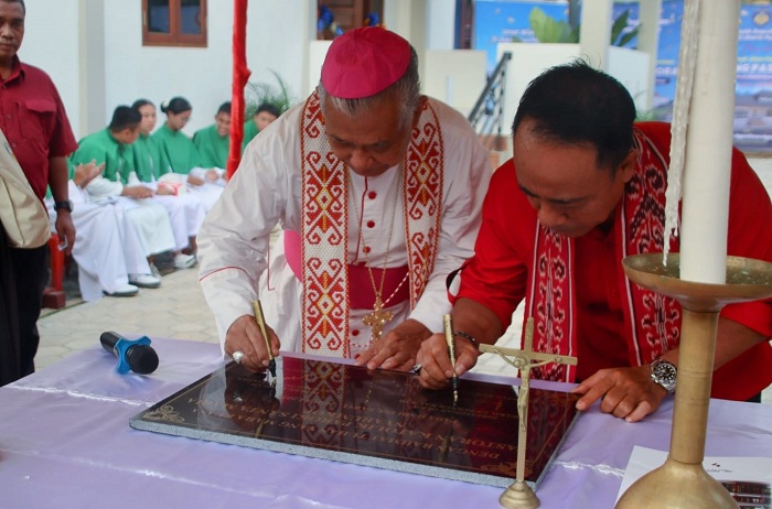 GEDUNG : Krisantus Kurniawan, S.IP., M.Si., bersama Uskup Agung Pontianak, Mgr. Agustinus Agus, meresmikan dan memberkati Gedung Pastoran Paroki Santa Maria Nyarumkop, Singkawang.