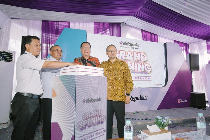Manajemen MyRepublic Indonesia bersama pejabat daerah meresmikan pembukaan kantor cabang baru di Singkawang, Kalimantan Barat, sebagai bagian dari ekspansi layanan ke 9 kota di Indonesia, Jumat (25/7)