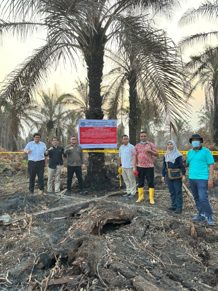 Rombongan PT TMP saat meninjau lokasi kebakaran lahan di Riau,  Pastikan titik api berada di luar Areal Perusahaan.