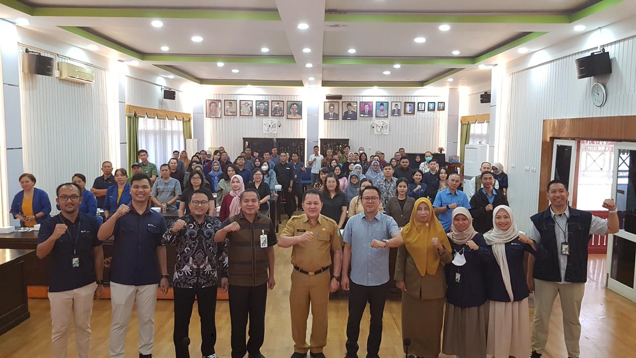 Disnakertrans Kalbar dan BPJS Ketenagakerjaan bersama para peserta usai kegiatan pemeriksaan kepatuhan badan usaha.