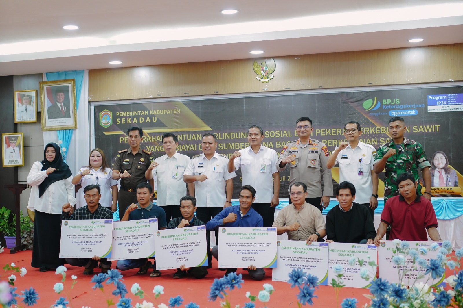Pemkab Sekadau bersama BPJS Ketenagakerjaan serahkan bantuan jaminan sosial bagi pekerja sawit, Rabu (24/7), di Aula Kantor Bupati.