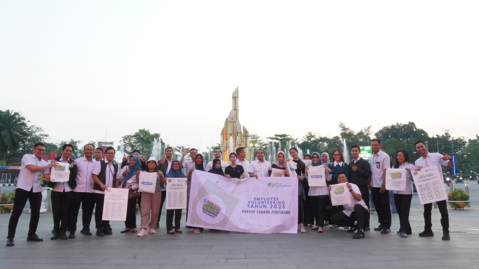 BPJamsostek Pontianak gelar aksi Zero Waste dengan membagikan tas ramah lingkungan di ruang publik, Kamis (25/7/2025).