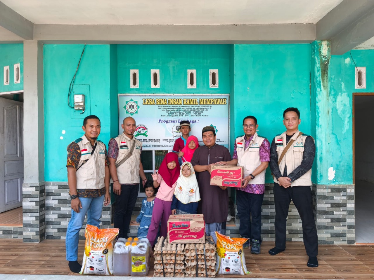 Foto Bersama saat penyerahan bantuan, Manager PLN UP3 Mempawah, Abdul Azis P, Ketua YBM PLN UP3 Mempawah, Irvan Harvani dan Ketua Yayasan serta anak asuh Yayasan Bina Insan Kamil.