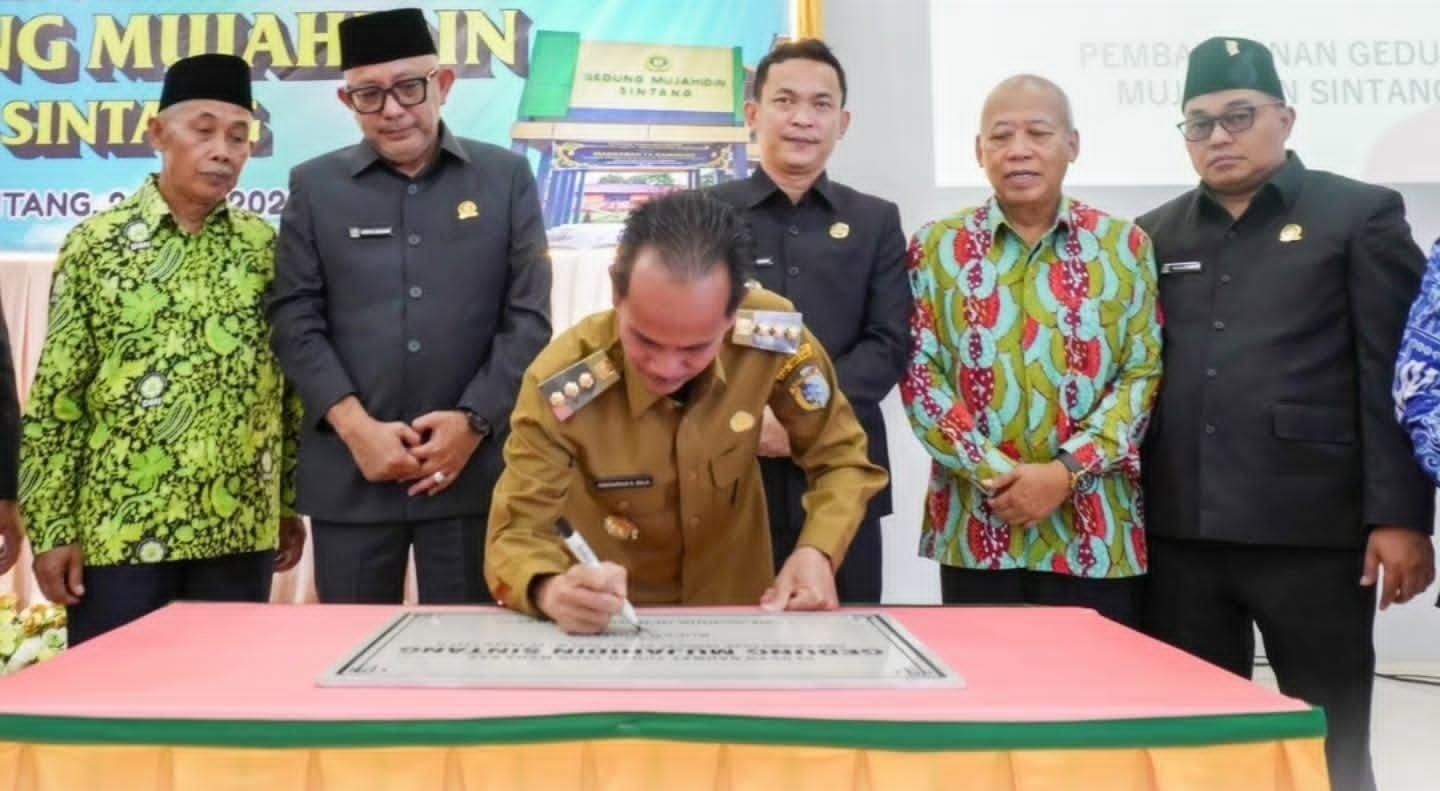 RESMIKAN: Bupati Sintang Gregorius Herkulanus Bala saat meresmikan Gedung Mujahidin.