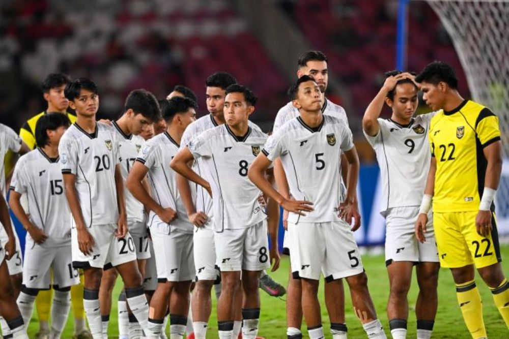 Sejumlah pesepak bola Timnas Indonesia U-23 bersiap menerima medali usai pertandingan melawan Timnas Vietnam U-23 pada final Piala AFF U-23 2025 di Stadion Utama Gelora Bung Karno (SUGBK), Senayan.