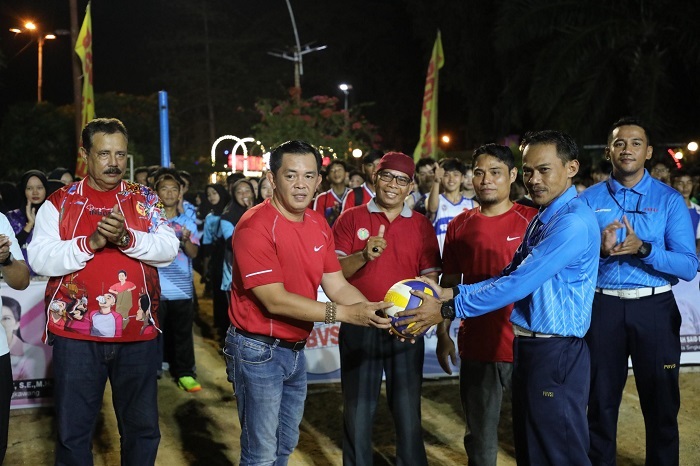 PEMBUKAAN: Wakil Wali Kota Singkawang, Muhammadin, membuka Turnamen Bola Voli Pelajar se-Kota Singkawang yang diikuti 30 tim dari 19 sekolah, Senin malam (28/7).