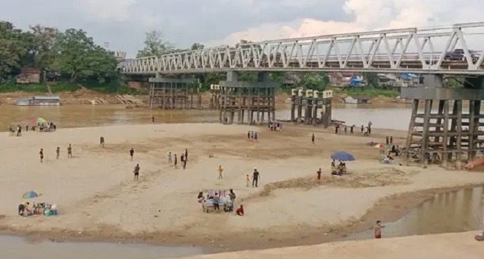 SUNGAI KERING: Memasuki musim kemarau Sungai Melawi tampak kering, yang berdampak pada krisis air bersih di Kabupaten Melawi.