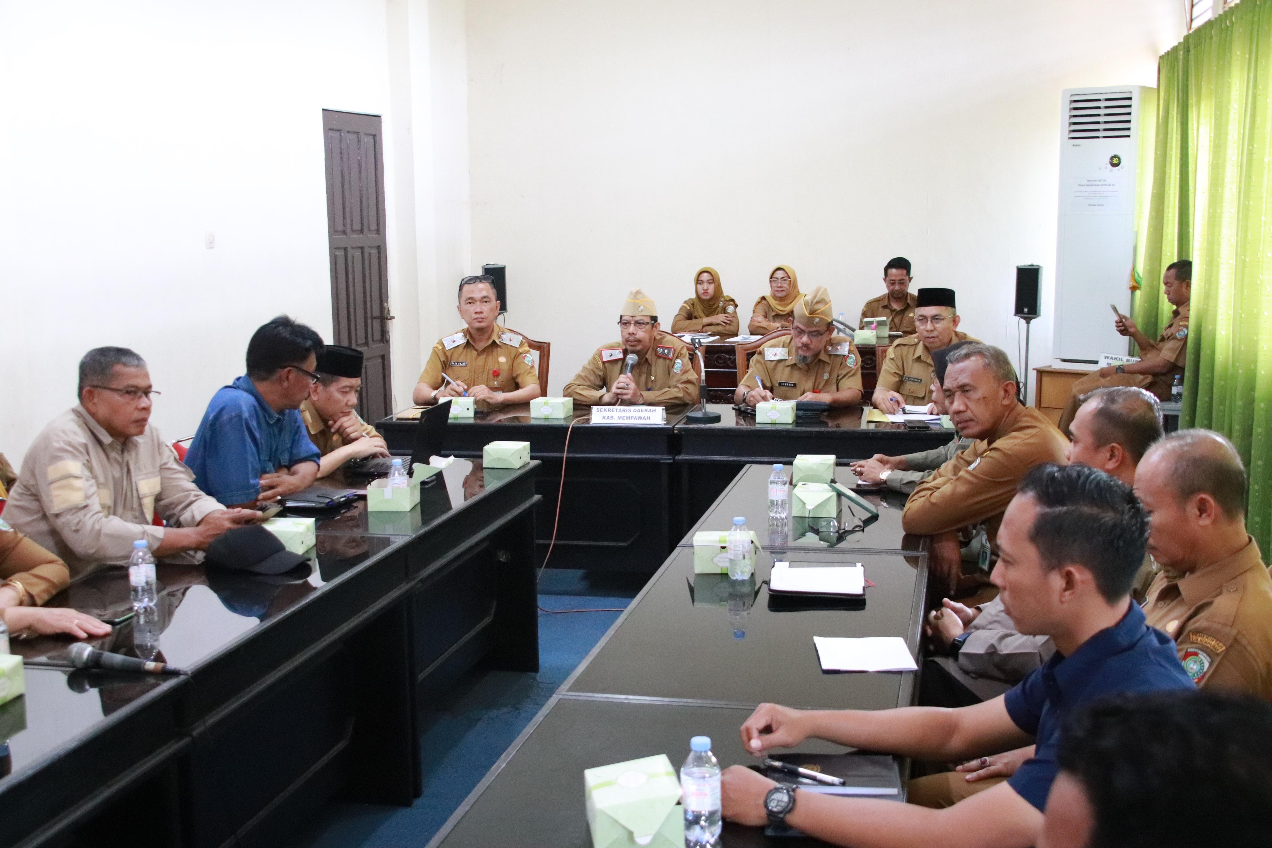 RAPAT PERDANA: Sekda Mempawah, Ismail, memimpin rapat perdana persiapan Festival Budaya Robo-Robo 2025 di Balai Patih, Senin (28/7), guna mematangkan konsep dan koordinasi lintas sektor.