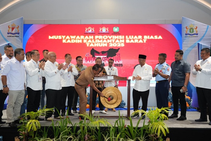 PEMBUKAAN: Wakil Gubernur Kalbar, Krisantus Kurniawan memukul gong sebagai tanda dibukanya Musprovlub KADIN Kalbar di Hotel Mercure Pontianak.