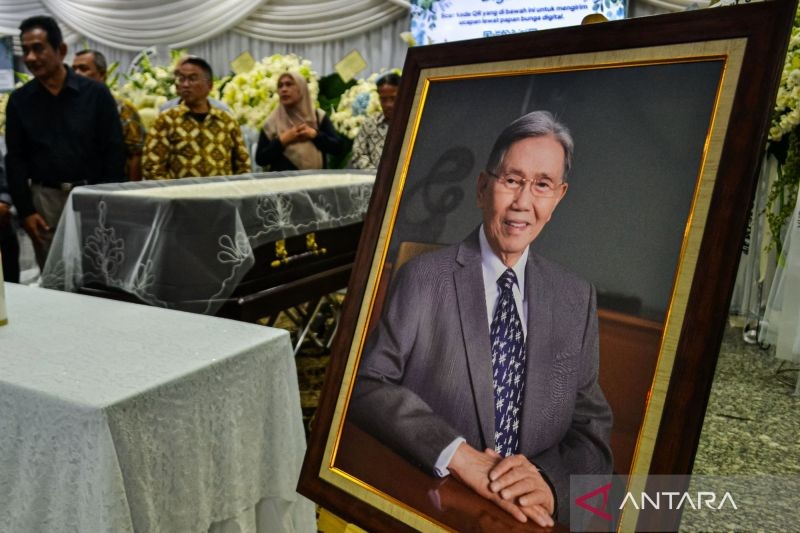 BERPULANG: Sejumlah pelayat berada di dekat peti berisi jenazah Menteri Koordinator Ekonomi, Keuangan dan Industri (Menko Ekuin) periode 1999&ndash;2000 Kwik Kian Gie di Rumah Duka Sentosa, Jakarta, (29/7).