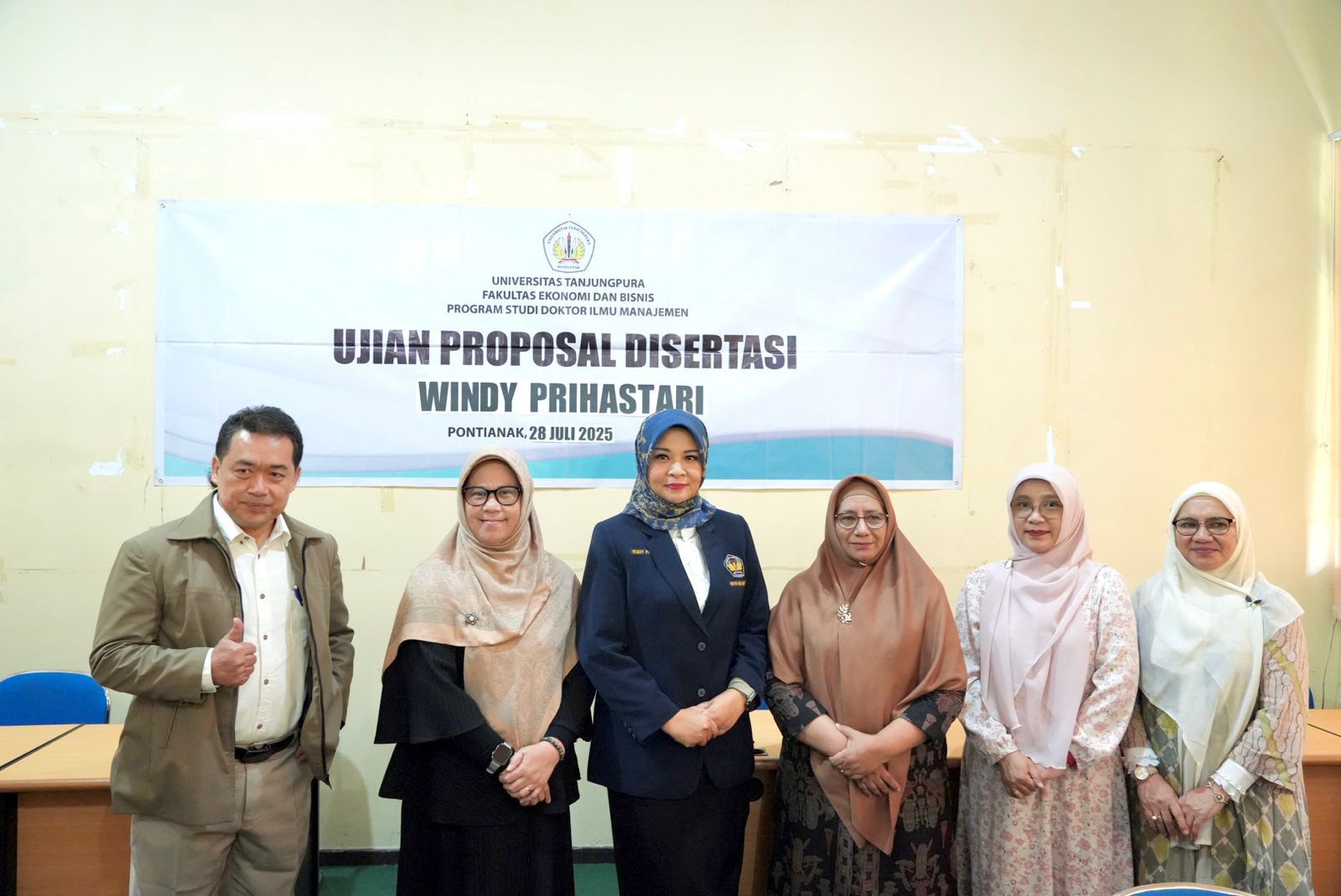 BERSAMA : Kepala Disporapar Kalbar, Windy Prihastari, foto bersama para dosen penguji dan pembimbing usai menyelesaikan ujian proposal disertasi Program Doktoral di Pascasarjana FEB Untan, Senin(28/7)