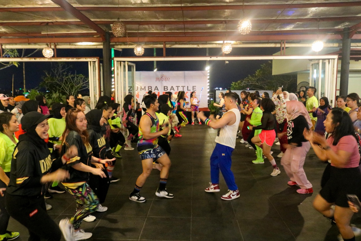 Kemeriahan Zumba Battle in the Sky di Rooftop & Caf&eacute; Lantai 7 Borneo Hotel, Sabtu (26/7) lalu.