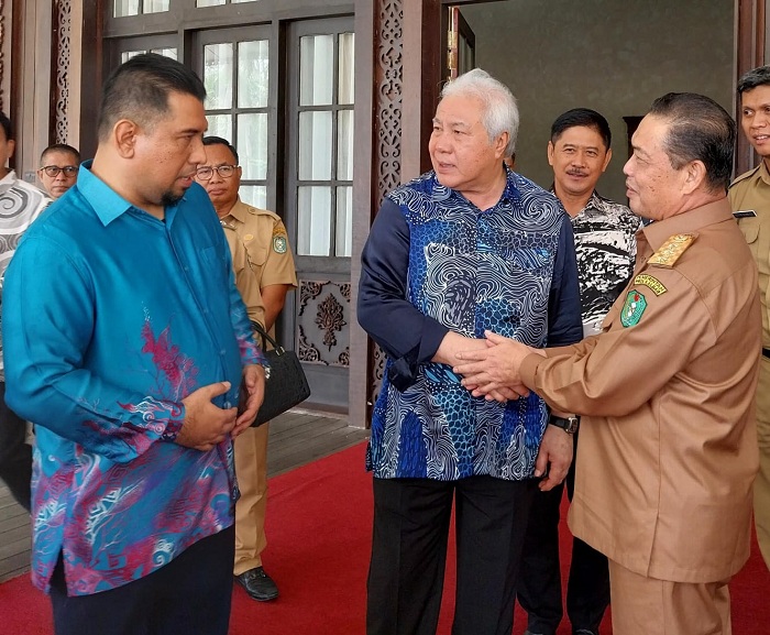 BERKUNJUNG: Timbalan Premier Sarawak Datuk Amar (kanan), saat bertemu Gubernur Kalbar Ria Norsan dalam pertemuan bilateral, Selasa (29/7).