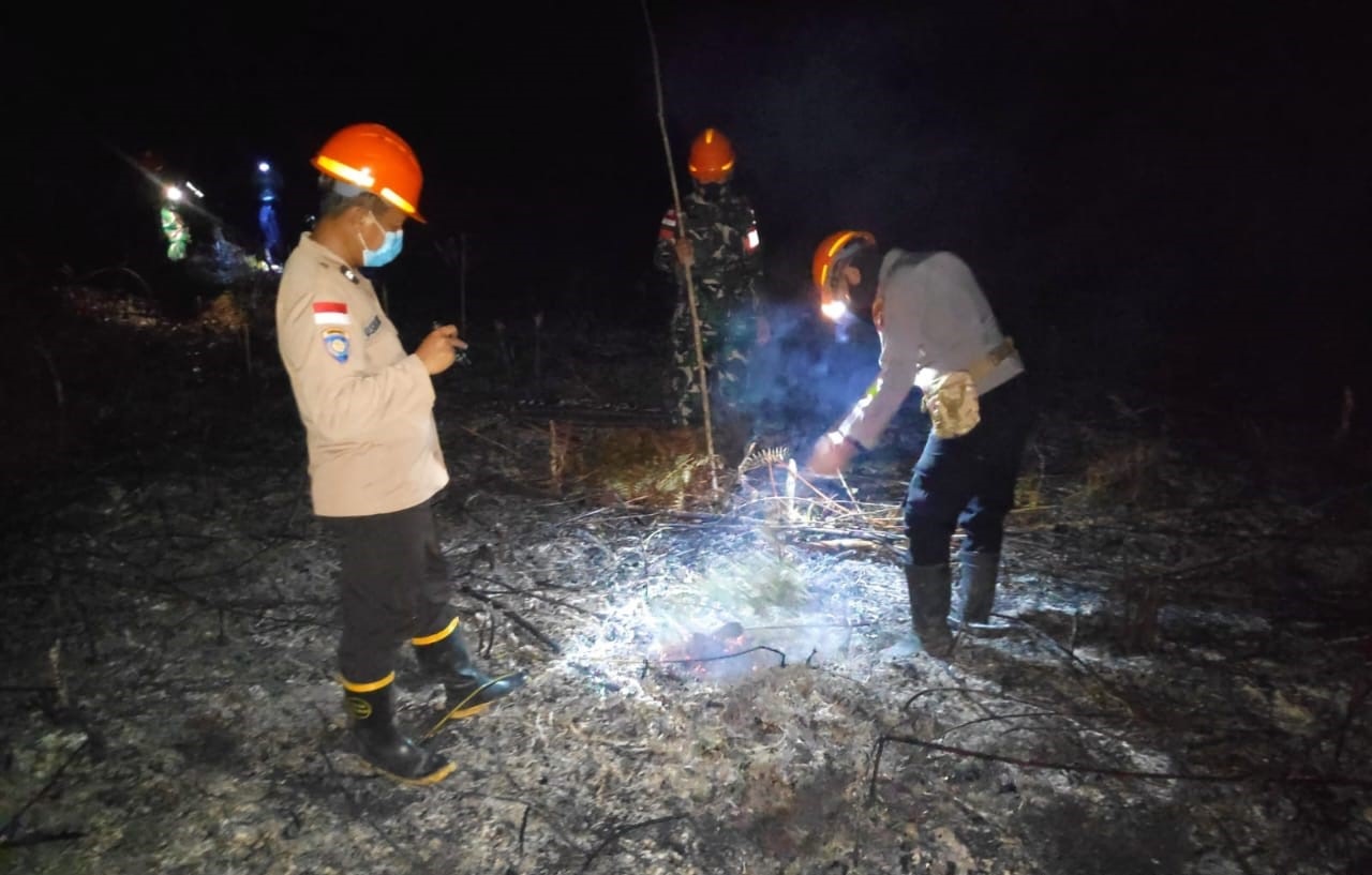 CEK : Kapolsek Semitau saat mengecek titik api dalam upaya pencegahan dan penanganan Kebakaran Hutan dan Lahan (Karhutla).