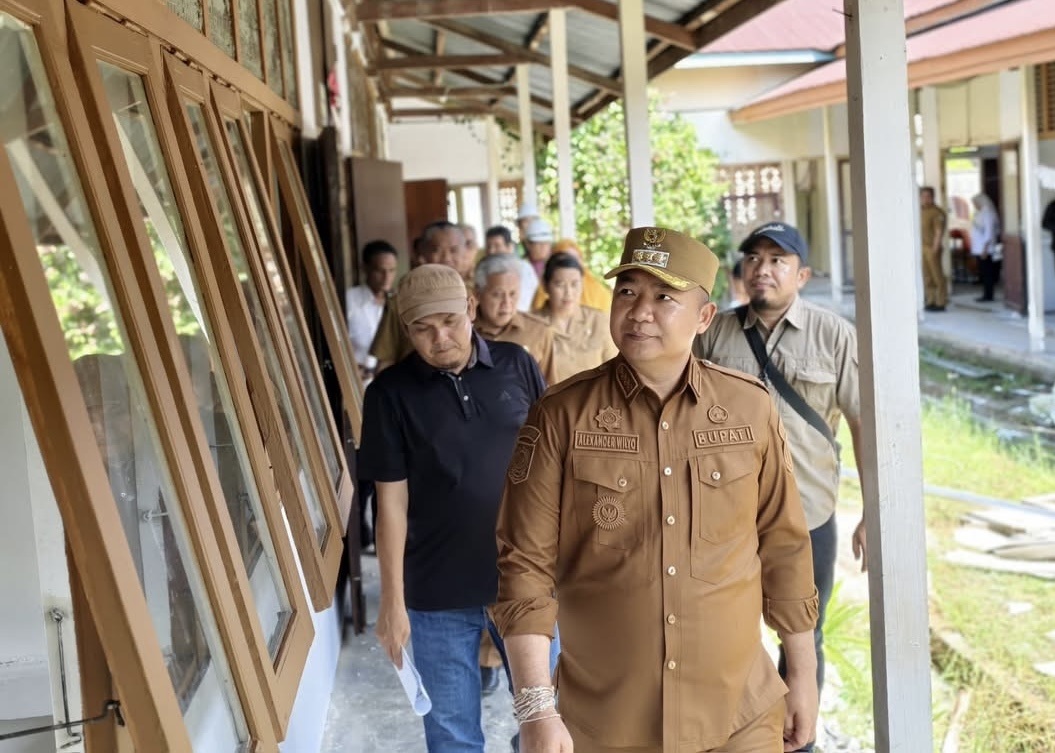 TINJAU : Bupati Ketapang, Alexander Wilyo, meninjau pembangunan Sekolah Rakyat di Jalan HOS Cokroaminoto, Delta Pawan, Senin (28/7).