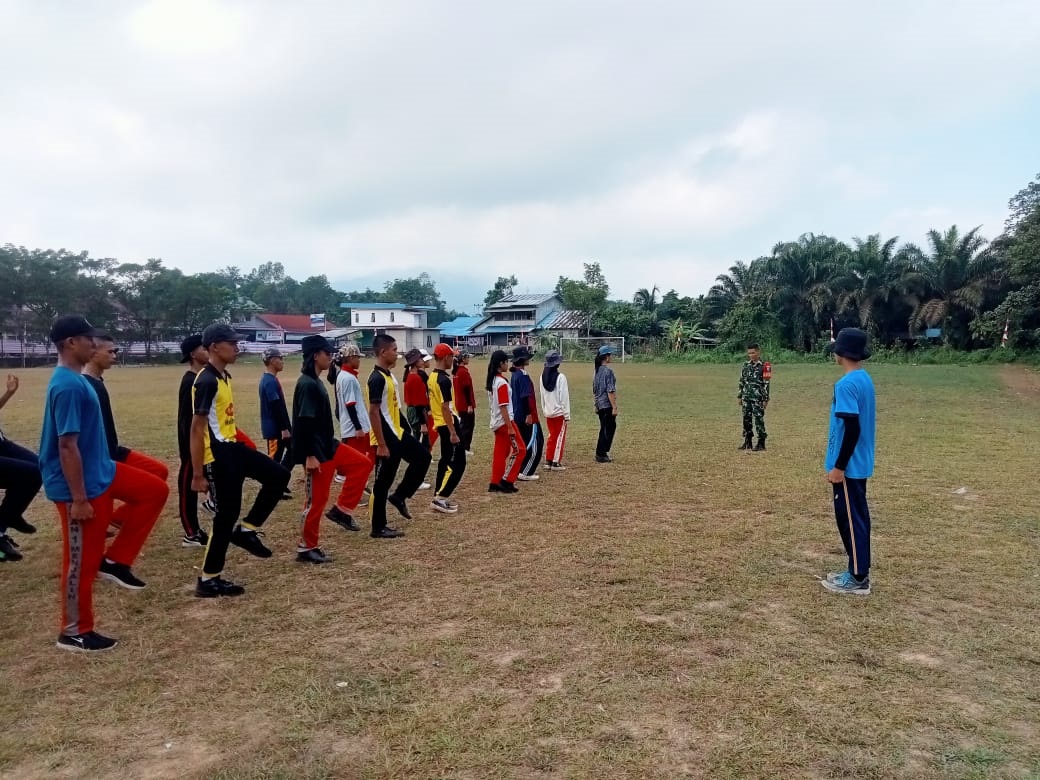 PASKIBRA : Anggota TNI dan Polri Kecamatan Menjalin saat melatih Paskibra menjelang peringatan HUT Kemerdekaan RI ke 80.