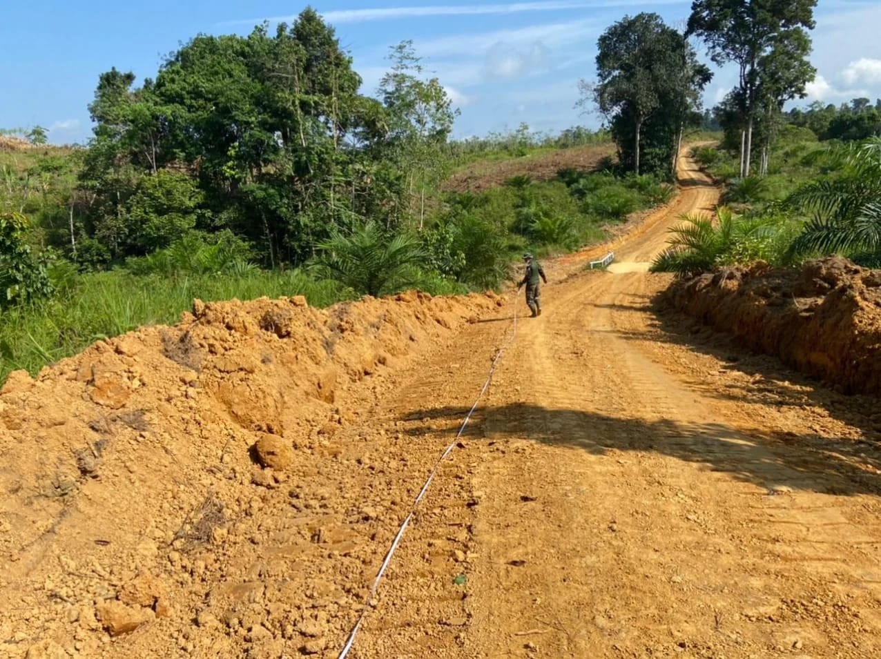 PEMBANGUNAN: Progres pembangunan jalan yang dikerjakan Satgas TMMD Kodim 1205/Sintang bersama warga untuk menghubungkan Desa Sungai Pengga&ndash;Sungai Labi yang sebelumnya sulit dilalui, Selasa (29/7).