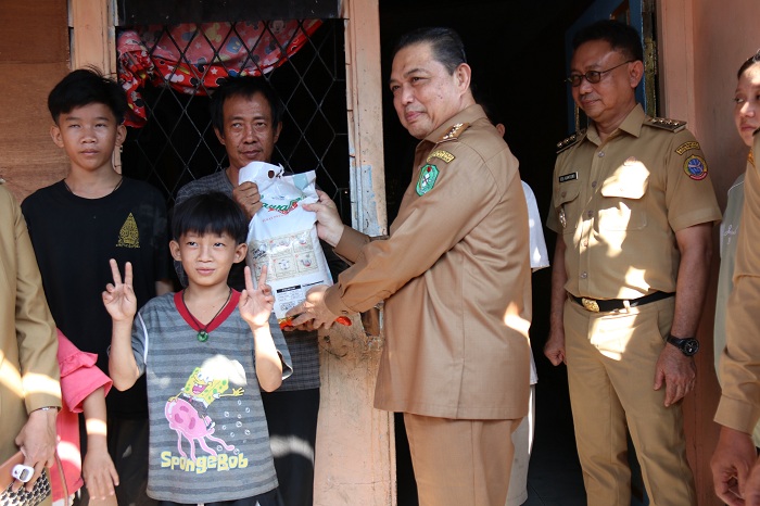 KUNJUNGAN: Gubernur Kalimantan Barat Ria Norsan menyambangi salah satu calon siswa Sekolah Rakyat saat berkunjung ke rumahnya di Jalan Komyos Sudarso Perum 2, Kelurahan Sungai Beliung, Pontianak.