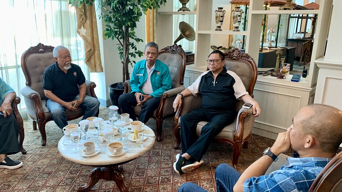 PENGURUS KKI: Ketua Umum PP KKI, Oesman Sapta Odang (OSO), berbincang bersama para pengurus KKI provinsi dan kabupaten/kota se-Kalbar dalam pertemuan di Mahkota Hotel Pontianak, Selasa (29/7).