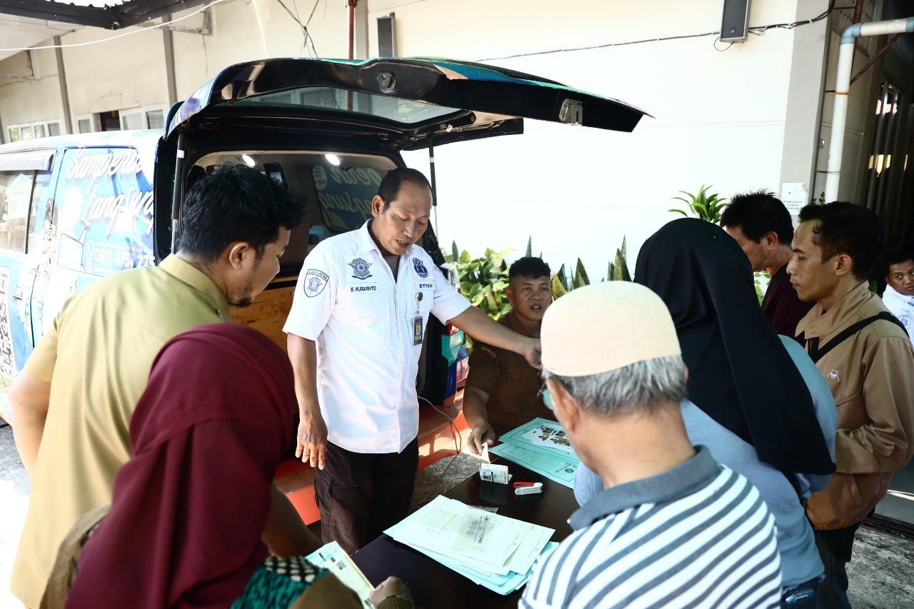 BAYAR PAJAK: Warga Pontianak Timur memanfaat pelayanan pajak daerah Go Katan di halaman Kantor Camat Pontianak Timur