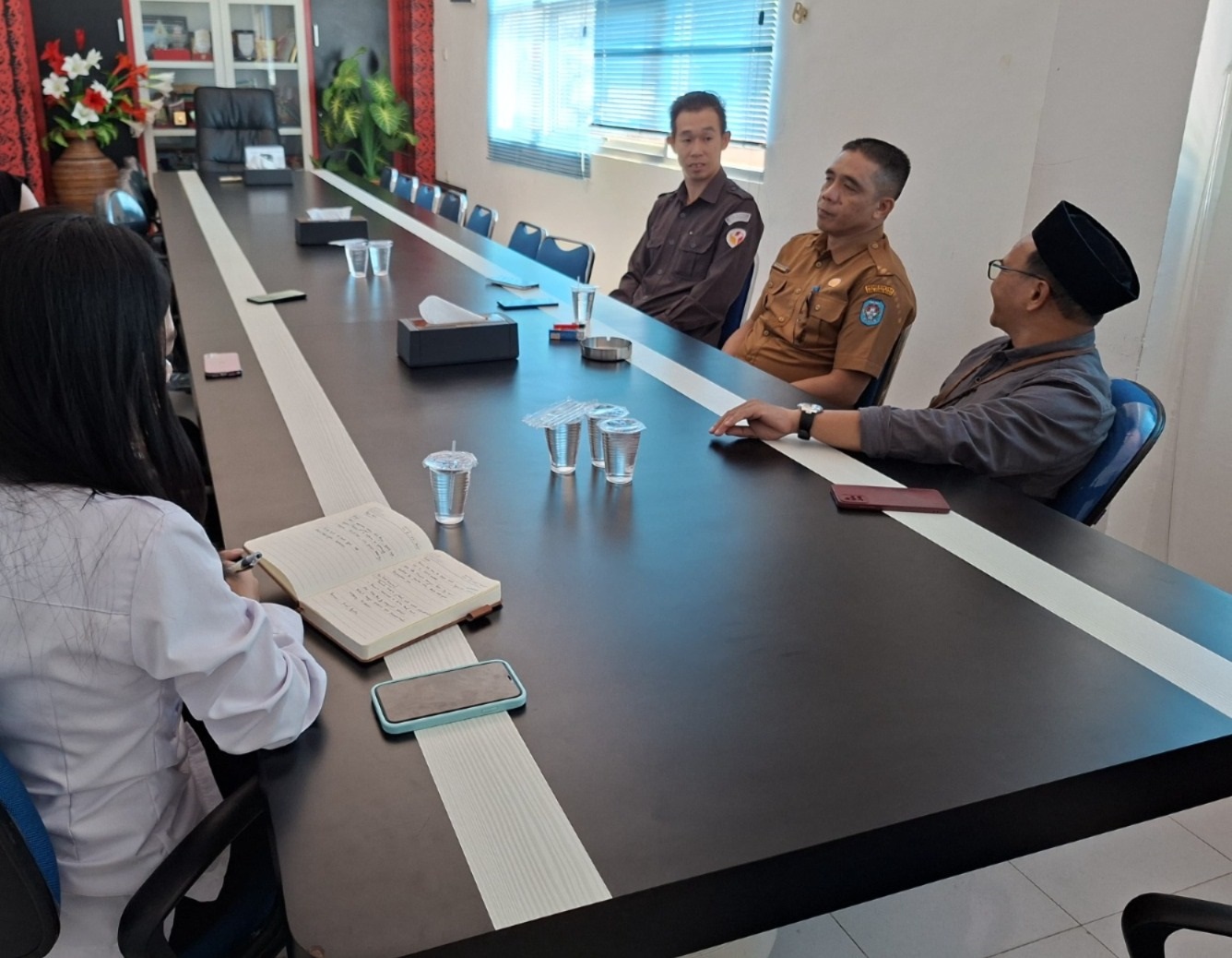 DISKUSI: Koordinator Divisi Pencegahan Bawaslu Kubu Raya, Gustiar, berdiskusi dengan jajaran Dinas Pendidikan dan Kebudayaan terkait rencana pendidikan politik bagi pelajar SMP, Selasa (29/7).