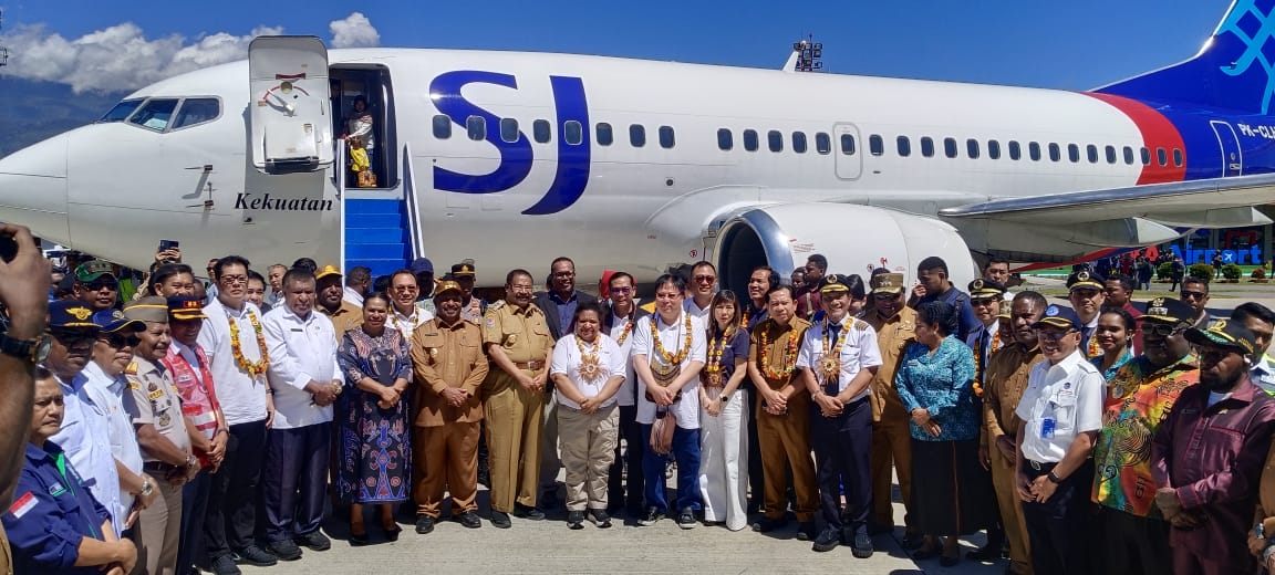 Penerbangan perdana Sriwijaya Air rute Makassar&ndash;Wamena disambut antusias di Bandara Wamena, Papua Pegunungan.