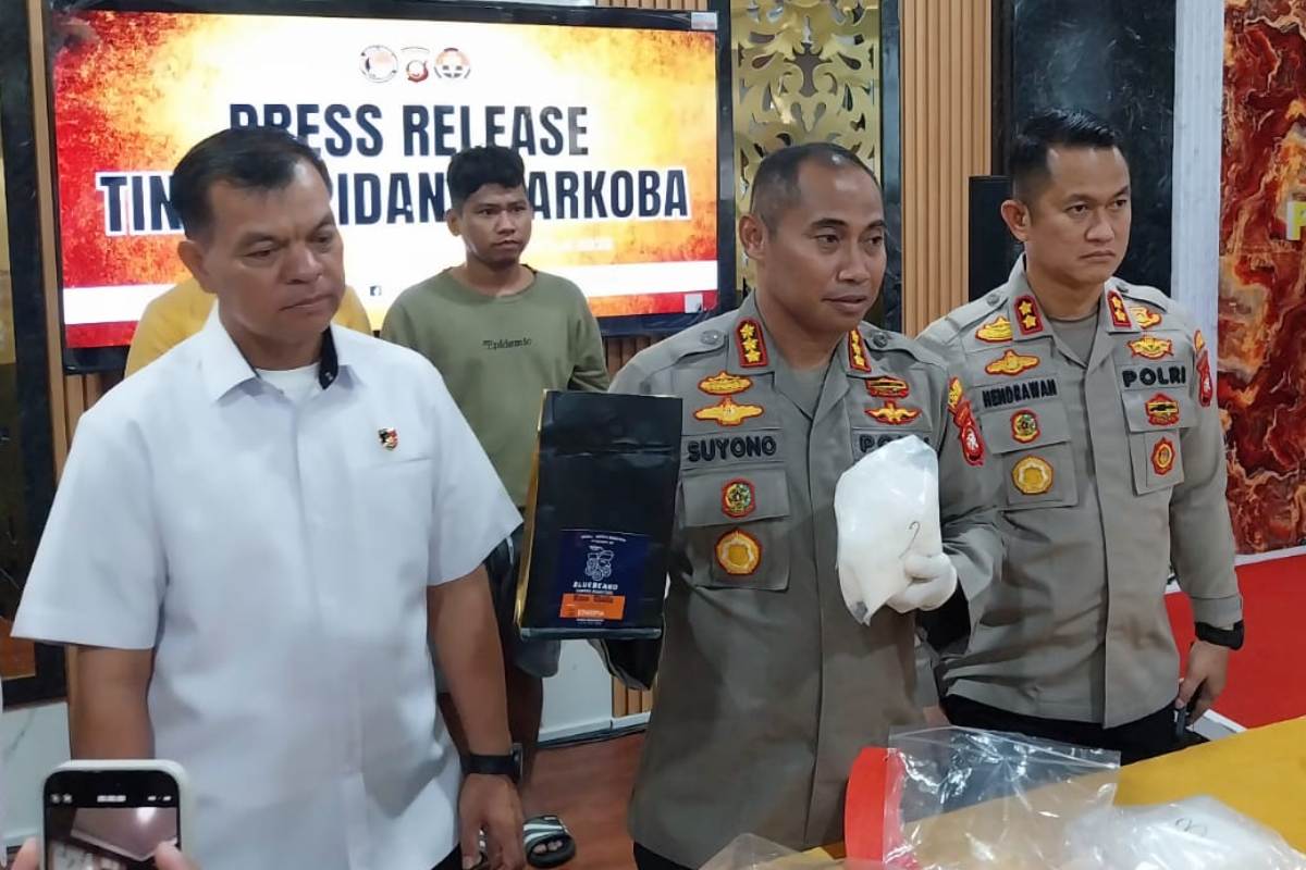 Kapolresta Pontianak Kombes Pol Suyono beserta jajaran menunjukkan barang bukti kasus peredaran narkotika jenis sabu seberat lebih dari tiga kilogram, dalam konferensi pers yang digelar Rabu (30/7).