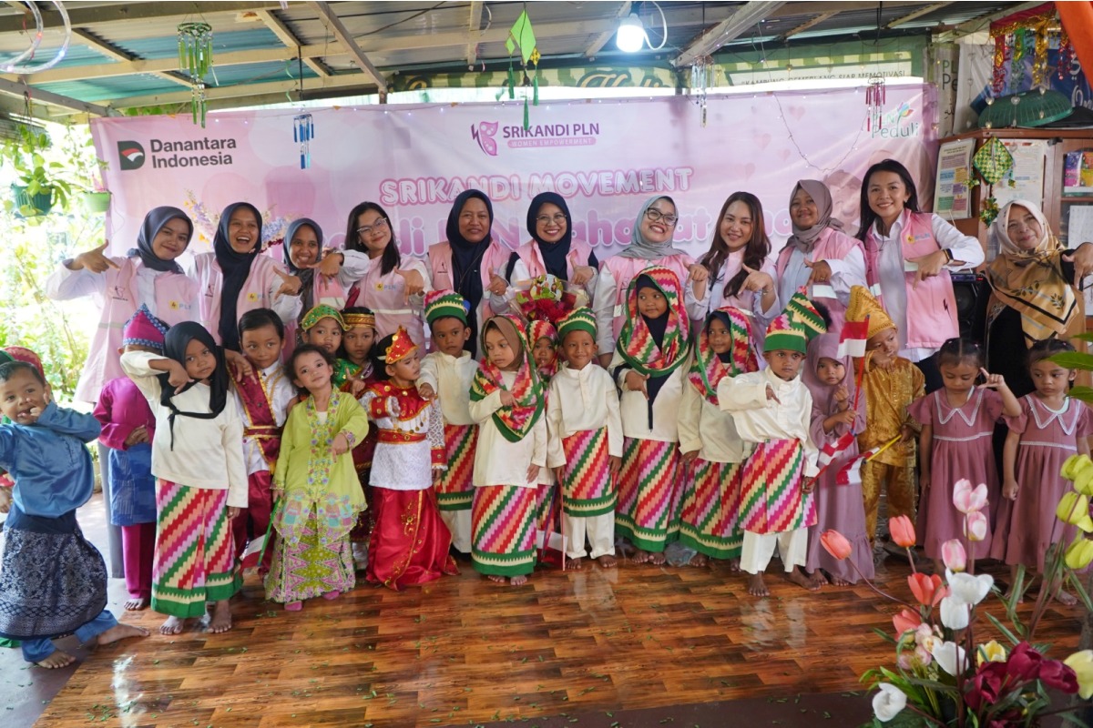 Anak-anak berfoto bersama saat peringatan Hari Anak Nasional yang digelar oleh Srikandi Movement UIP KLB.