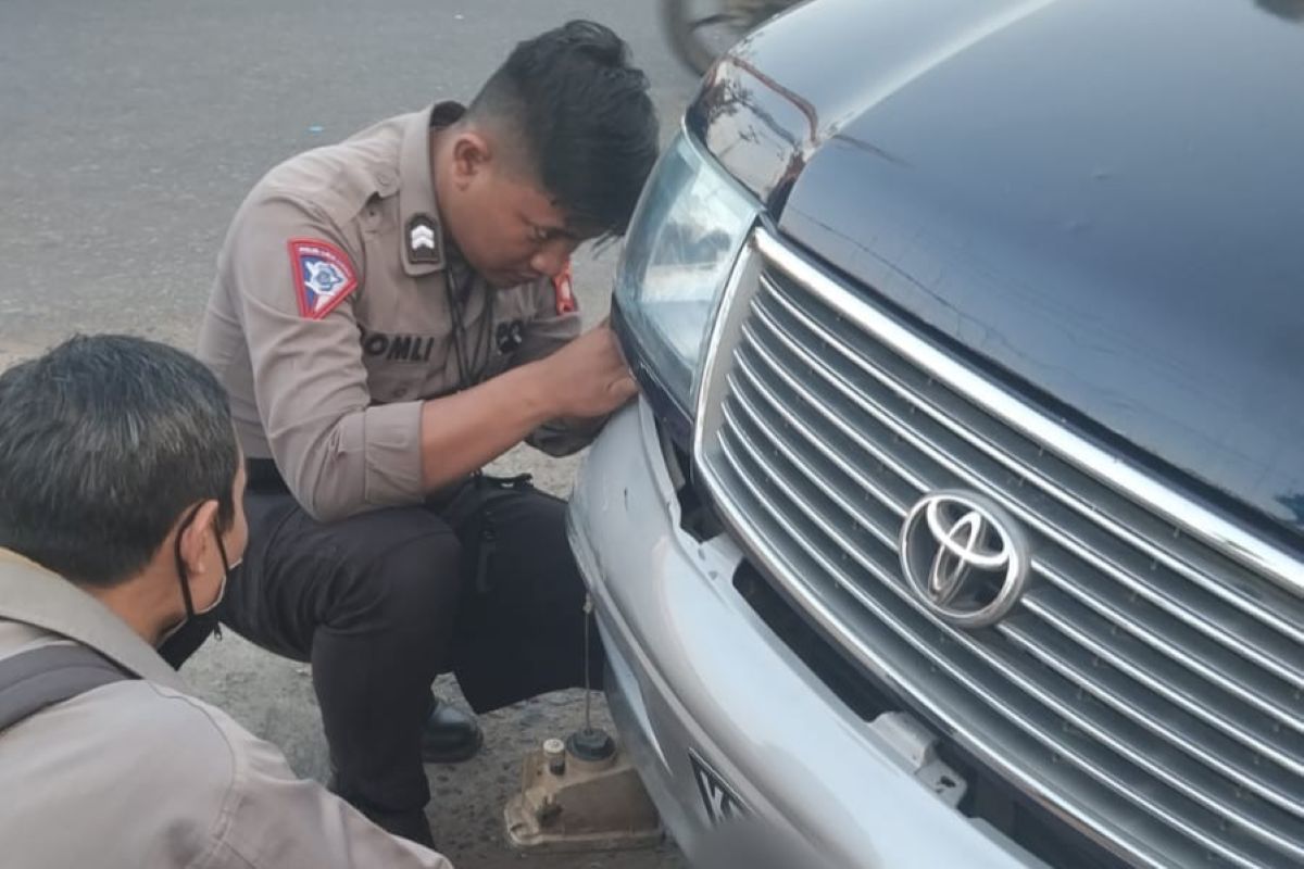 Mobil korban kecelakaan akibat pikap menorobos lampur merah di simpang empat Desa Kapur Kubu Raya, Rabu (30/7).