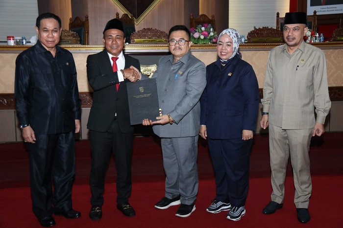 SERAHKAN: Wakil Gubernur Kalbar, Krisantus Kurniawan saat menyerahkan pandangan akhir Kepala Daerah dalam Rapat Paripurna DPRD Provinsi Kalbar, Senin (28/7).