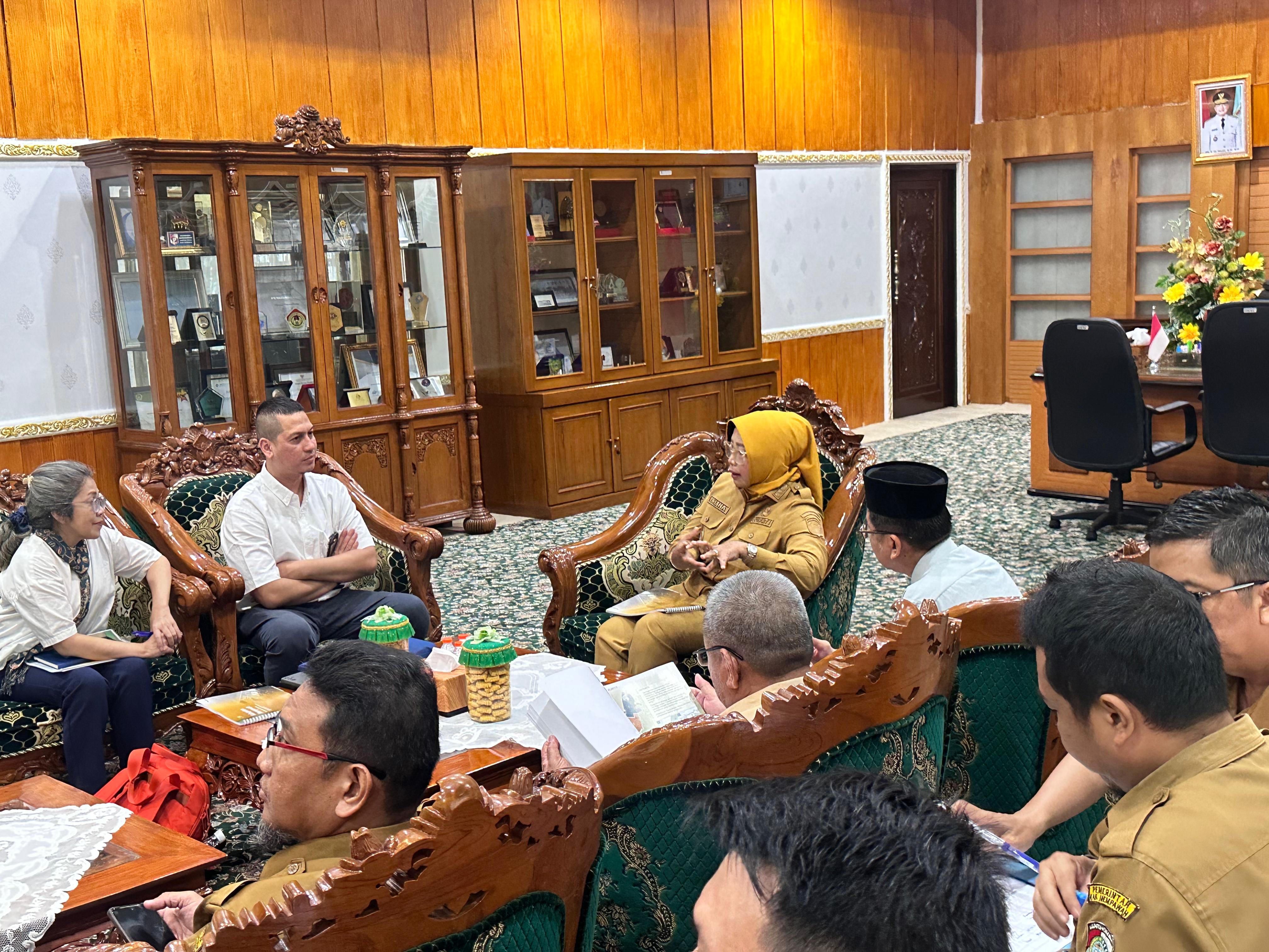 AUDENSI: Bupati Mempawah Erlina menerima audiensi Badan Pengembangan Infrastruktur Wilayah (BPIW) Kementerian PUPR di ruang kerjanya, Selasa (29/7).