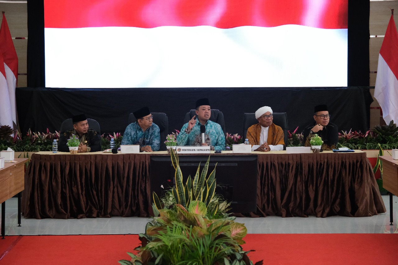 Nusron Wahid, menyerahkan 11 sertipikat tanah wakaf kepada Pengurus Cabang Nahdlatul Ulama (PCNU) Kalimantan Selatan, Kamis (31/07/2025).